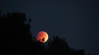خسوف القمر والشمس: وصف لظواهر طبيعية غير عادية في أي مرحلة قمرية لمراقبة كسوف الشمس